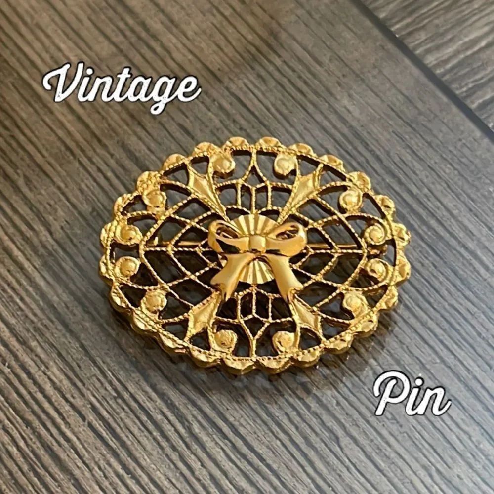 Vintage Elegant Filigree Oval Gold-tone Brooch with Bow Design